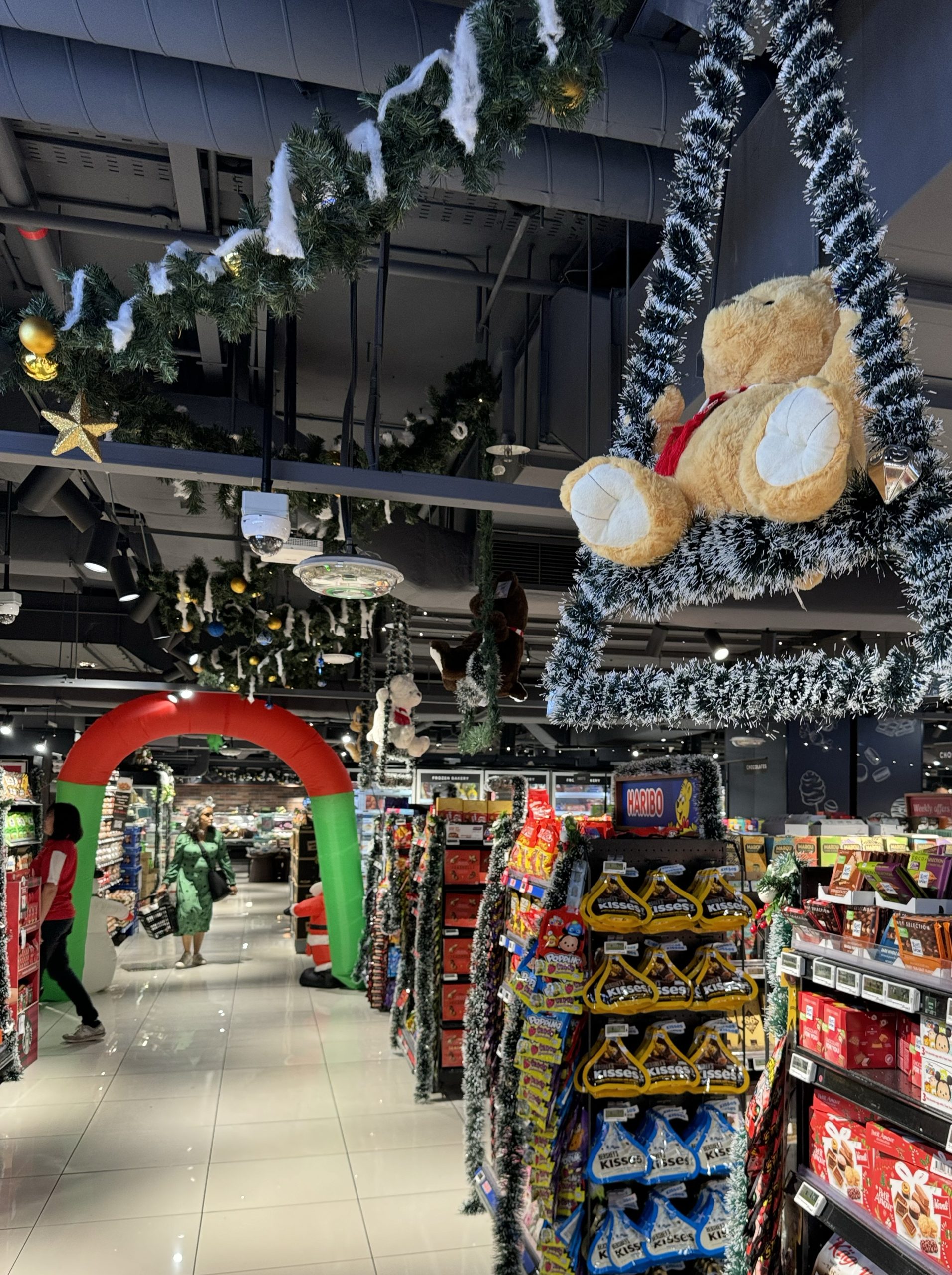 Коледна украса в супермаркет.